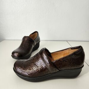 Nurture Paisley Embossed Glossy Leather Brown Clogs Size 8